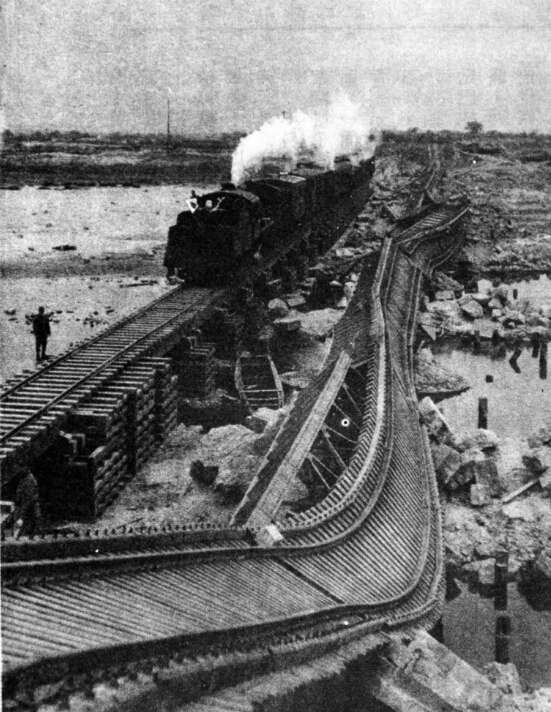 中国军队在破坏了重要军事、交通设施后撤退。图为被破坏的平汉铁路铁桥。