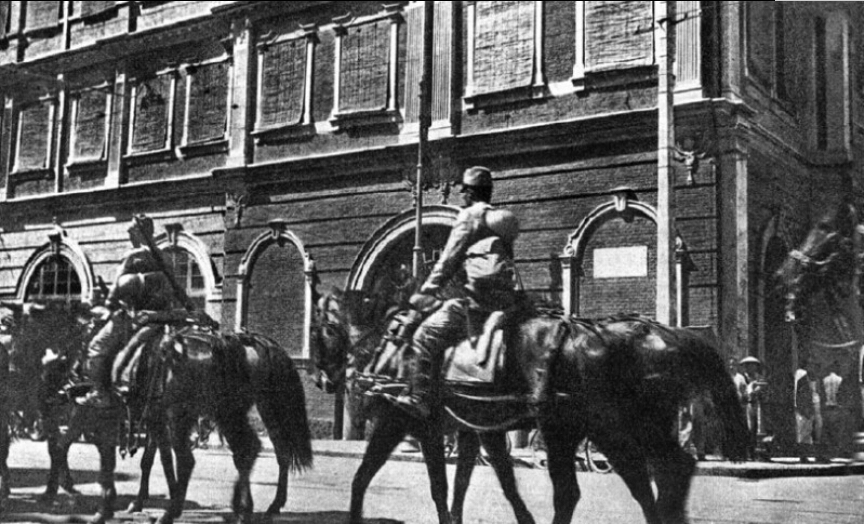 在天津大街上横行的日本骑兵队