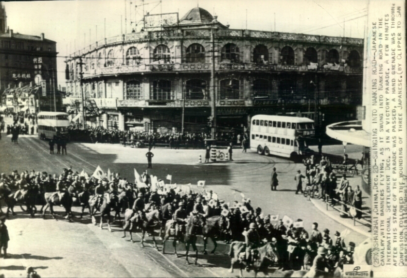 日军占领上海，其骑兵在南京路上阅兵。1937。