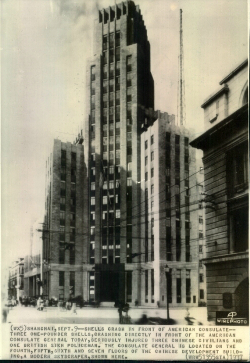 日军炮弹击中上海美国领事馆。1937。