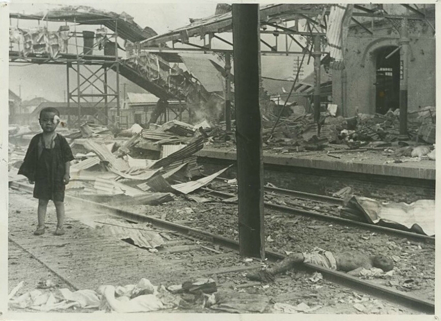 日军轰炸下的上海火车站。1937。