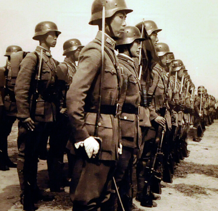“淞沪会战”期间，全副新式设备的中央教导师投入战场。1937。