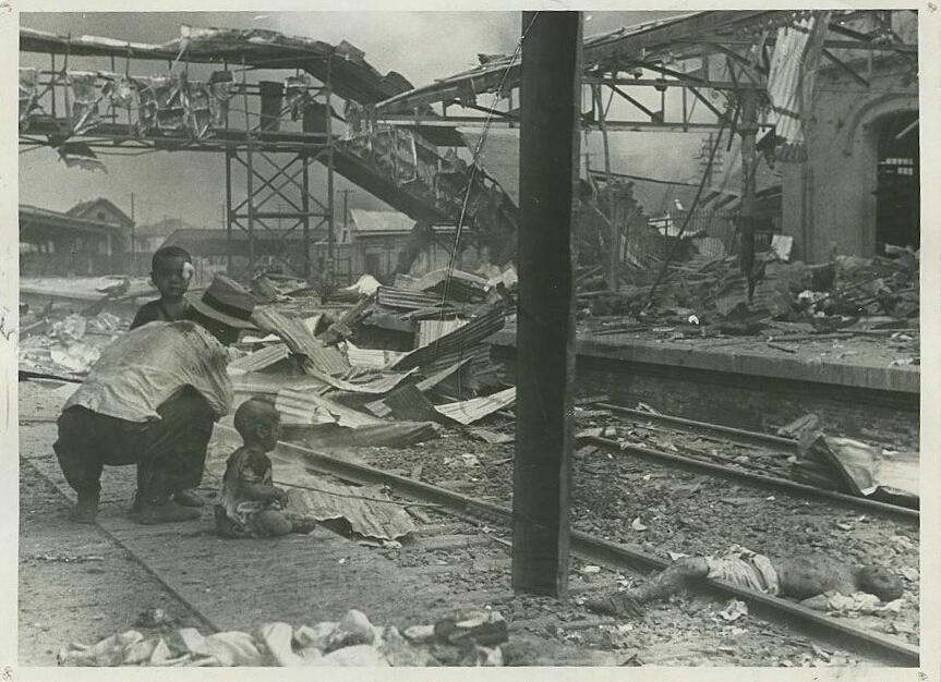 日军轰炸下的上海火车站1。1937。
