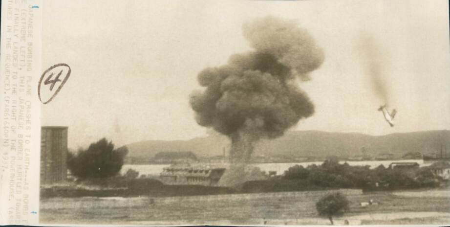 日本轰炸机被我抗日军击落1。1937
