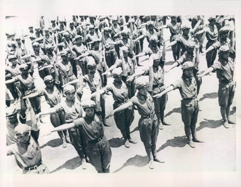 越过火线慰劳前线将士的上海女童子军，1937。