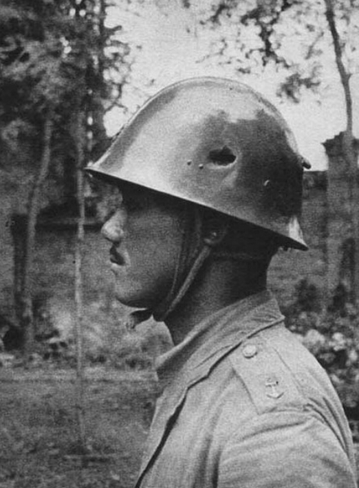 一名日军，入侵上海时遭遇我军奋勇抵抗，头盔上留下一个弹孔。1937。