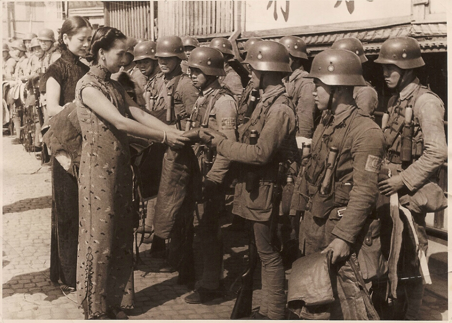 时任国民政府妇女部长慰劳淞沪会战将士。1937。