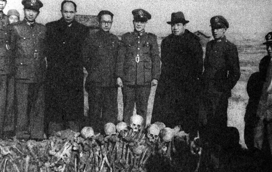 检察官陈光虞等率同工作人员在各处检验南京大屠杀中受难同胞的尸骨