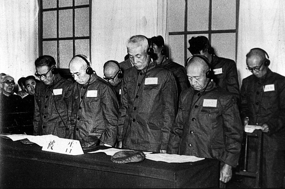 1956年6月9日，沈阳特别军事法庭开庭审判日本战犯。战犯们在法庭上向中国人民低头认罪。