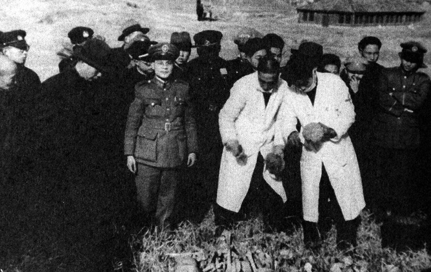 中国政府有关人员验证南京大屠杀死难同胞的尸骨