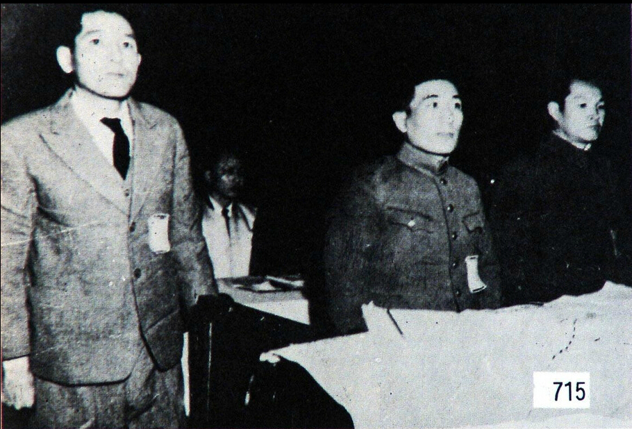 战犯向井敏明（左）、野田毅（中）、田中军吉（中）受到中国法庭的审判。