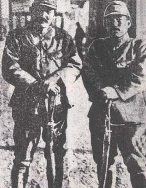 日本《东京日日新闻》登载的日军第16师团富山大队副官野田毅（右）和炮兵小队长向井敏明两人进行杀人比赛后的合影