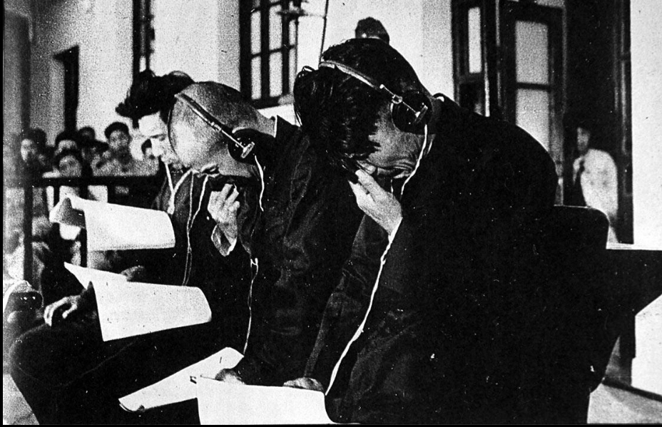 日本战犯在太原特别军事法庭上痛哭认罪。