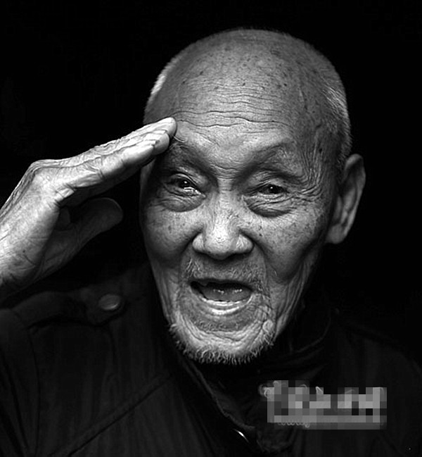 张世凯，94岁，南城县人。 抗战故事： “我1939年入伍，同年参加第一次长沙会战，1942年参加浙赣会战，1945年随部队到云南、越南等地接受日本投降。”