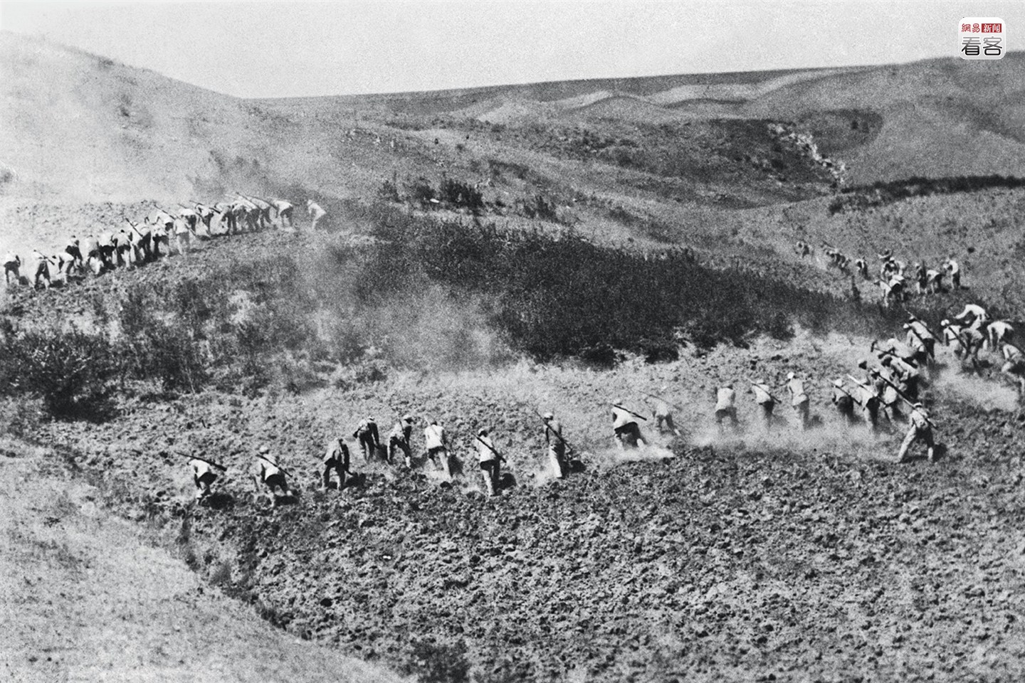 图为1941年，晋绥八路军在开荒。
