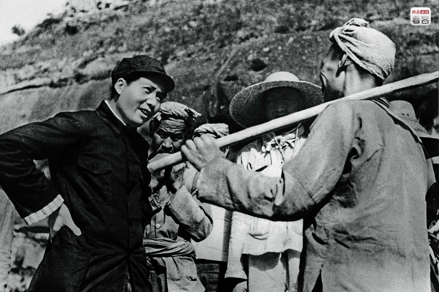 图为1939年6月，陕西延安，毛泽东和延安杨家岭农民亲切交谈。
