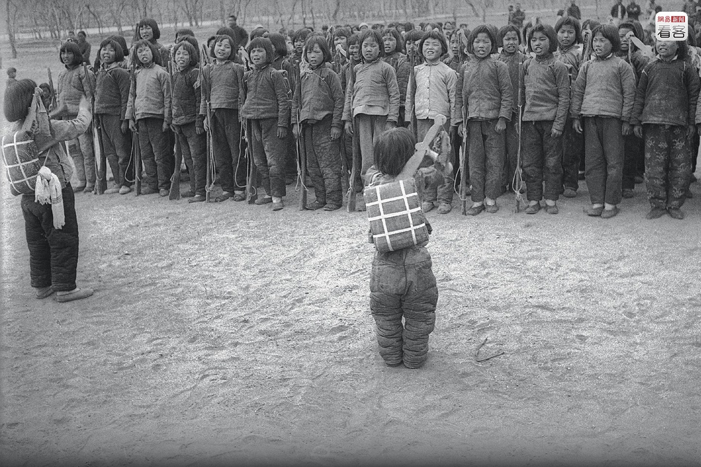 1940年4月4日，河北唐县，“四四儿童节”儿童团检阅大会期间的抗日小兵