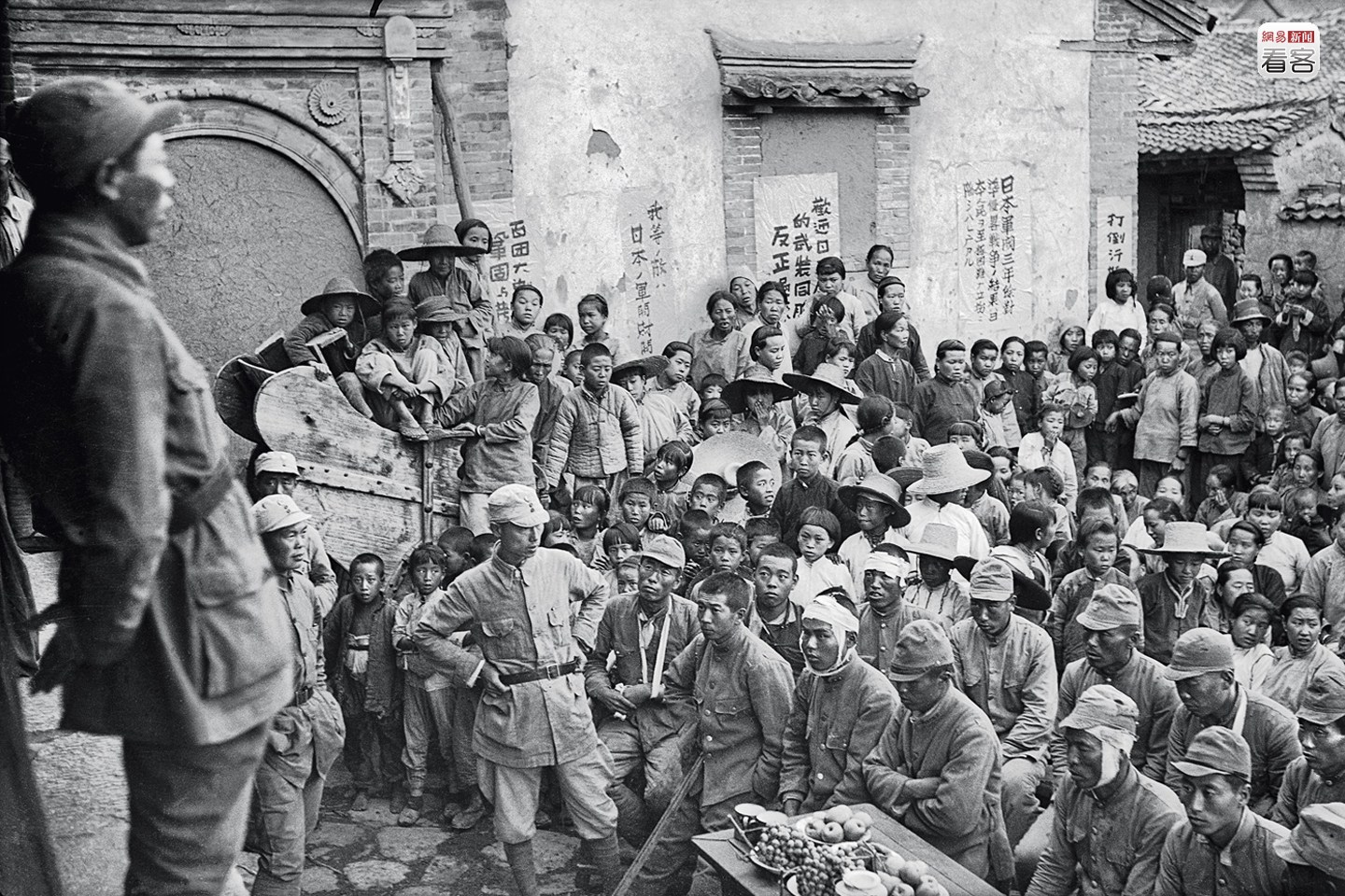 图为1940年9月，河北涞源杨家庄，百团大战期间，八路军干部向日伪俘虏讲解宽大政策。