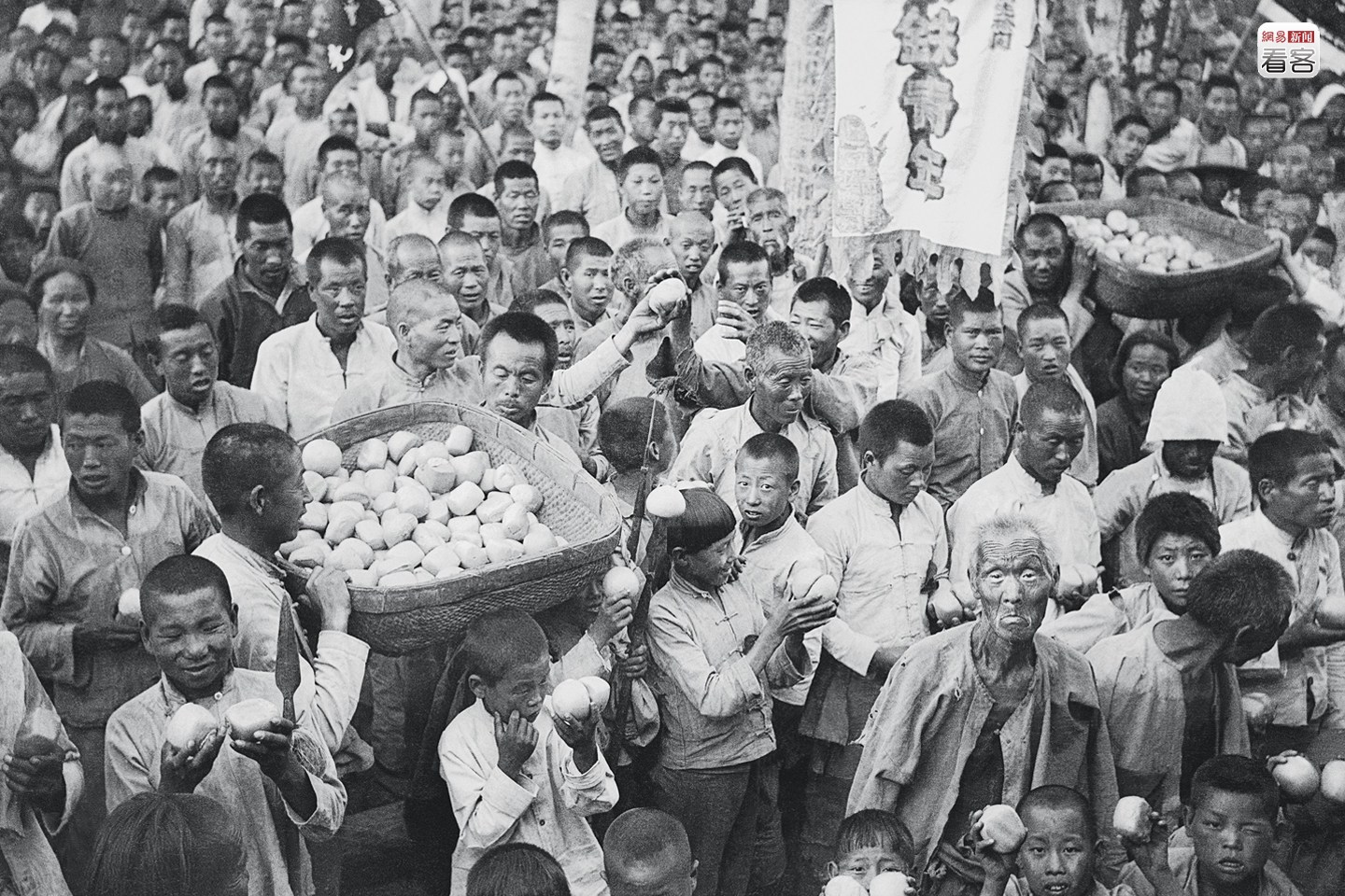 图为1939年6月，河北阜平，河北阜平一区参军大会给参军青年家属发馒头。