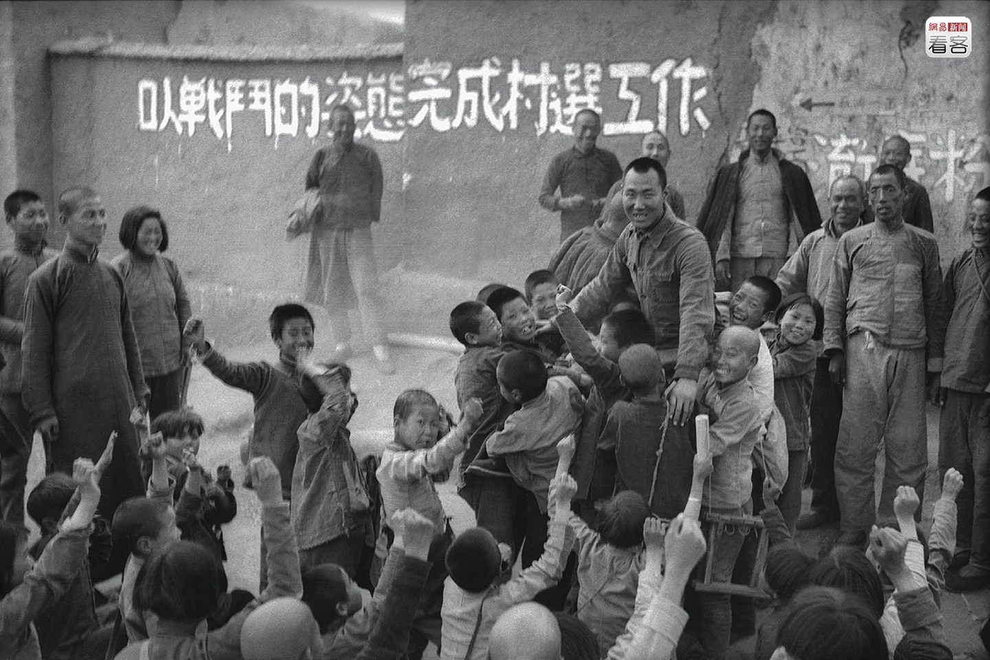 图为1940年7月，河北曲阳，儿童团举起民主选举中当选的代表。