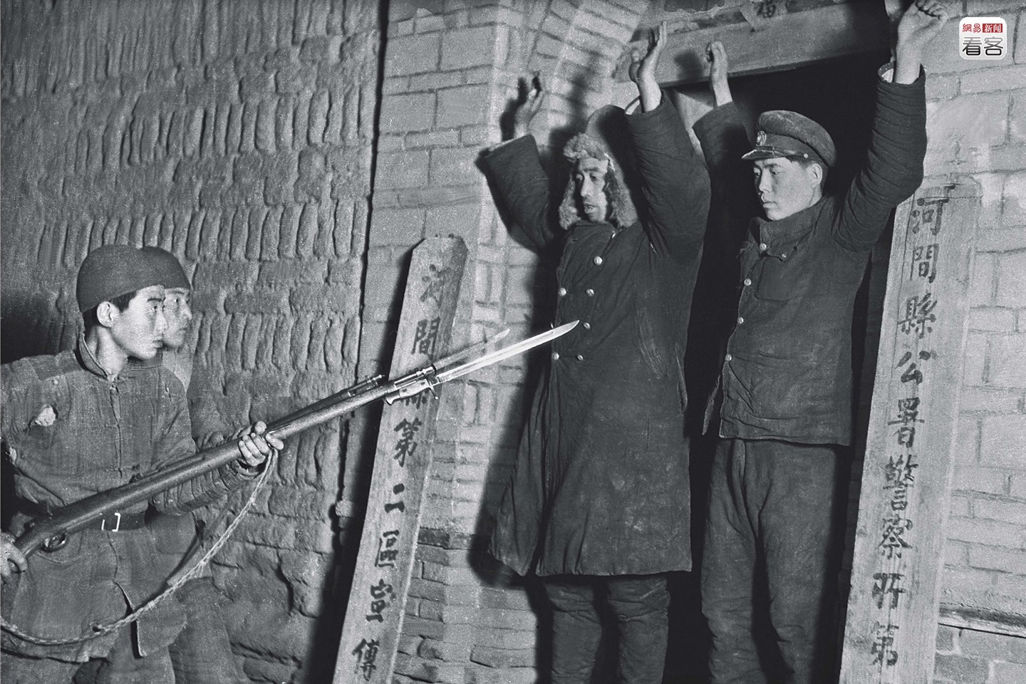 图为1945年3月，冀中部队袭入河涧城，伪警察缴械。