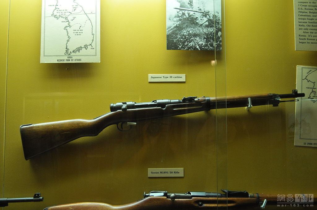 三八式卡宾枪，是日军三八式手动步枪的短枪管版。它既适用于日本骑兵，也被工兵、炮兵、辎重运输部队、通信、航空队的基地警备部队等二线部队所使用。