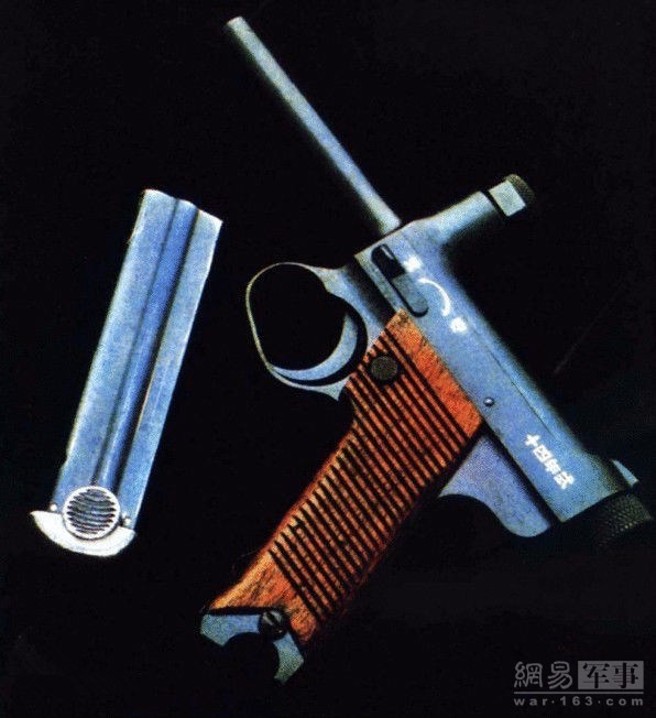 南部十四式手枪的同门兄弟。此枪外形似乎模仿德国鲁格P08式手枪。但设计得比较失败，比如撞针硬度不够且较脆，击发无力，容易折断，甚至连自杀也无法保证。卡壳频繁，容易走火。穿透力极差，连厚一点的木板门都无法击穿。这实在一款设计得糟糕的手枪。