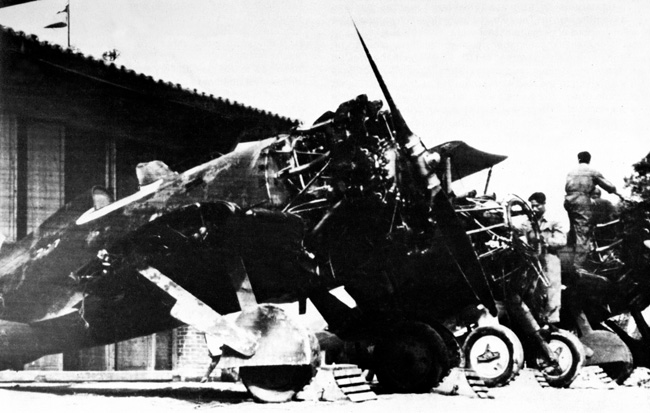 1938年初，苏联援贷飞机390架陆续抵达中国，其中战斗机230架，轰炸机160架。中国空军力量得到加强。图为用汽车运抵兰州组装的И-15战斗机。