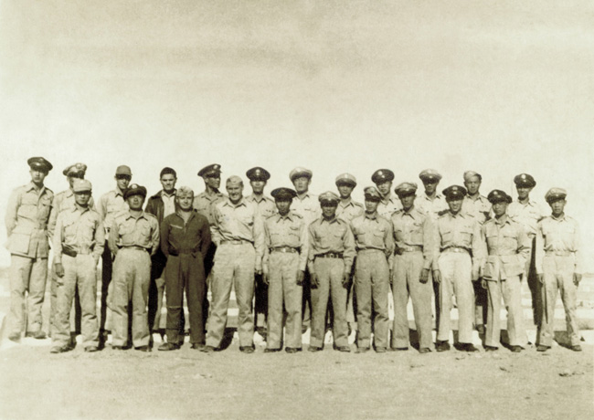 1943年，中美混合联队第3大队第17中队的中、美飞行员