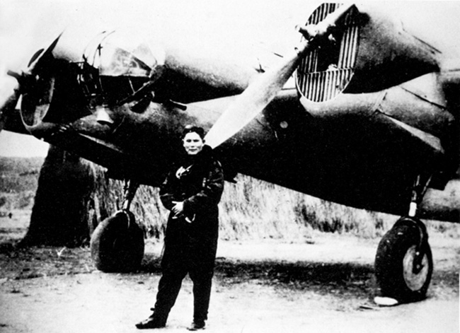 苏联空军志愿航空队中程轰炸机CB-2飞抵兰州。