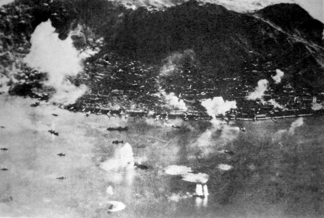 1943年10月25日，美国空军驻华特遣队参谋长梅里安·古伯上校发现日本大批车队、物资到达香港，他动用87架战斗机、12架轰炸机轰炸香港、九龙码头，使日军遭到重大损失。