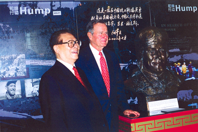 2002年10月，中国国家主席江泽民和美国前总统乔治·布什参观“历史的记忆”展览，并在牺牲在驼峰空运中的美国飞行员吉米·福克斯铜像旁合影。