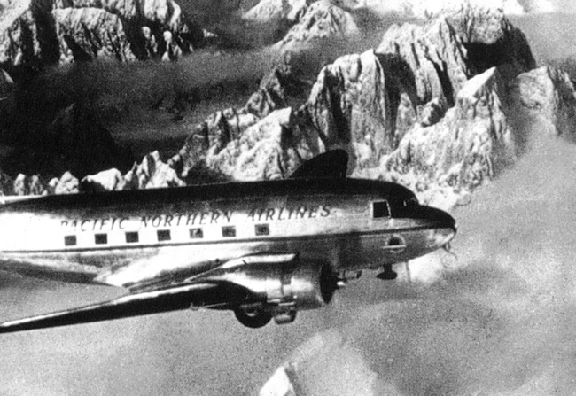 在雪峰下穿行的DC-3（C-47客运型）运输机。 由于山的高度太高，受飞机性能的限制不能在山峰上面飞行，飞机只能在皑皑白雪的山峰间穿行，时刻都充满着危险。