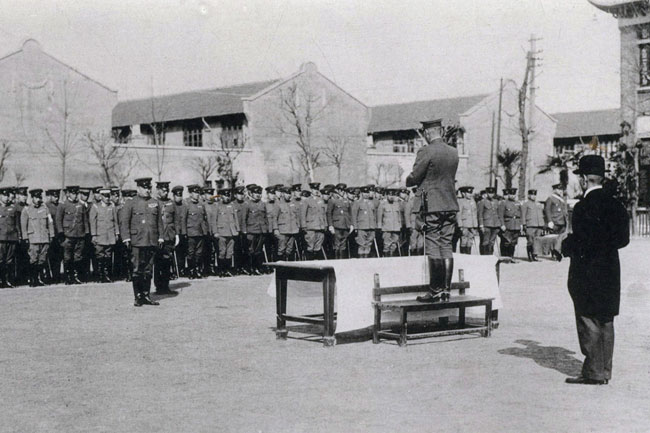 1932年3月19日，日本天皇侍从武官町尻到上海传达天皇旨意、颁发慰问品。