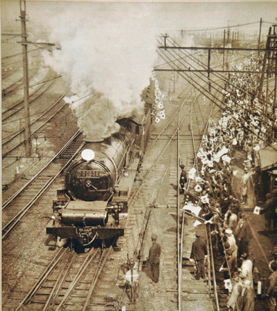 九一八事变后，日本火车站挤满了欢送出征部队的人群。