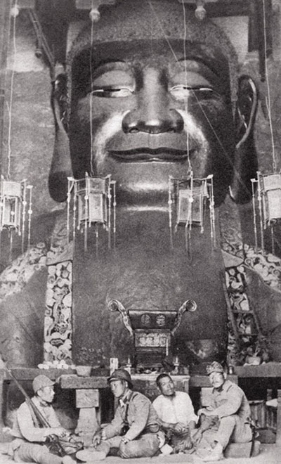 日军在徐州云龙寺佛像前。