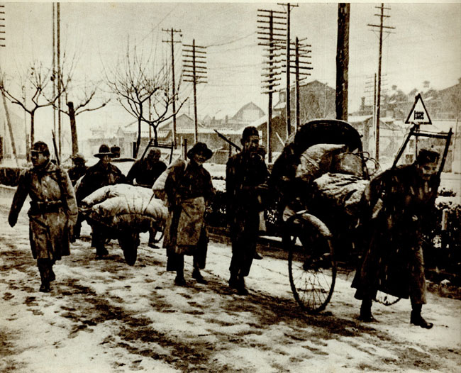 日军强迫南京市民冒着大雪为他们运送食品。