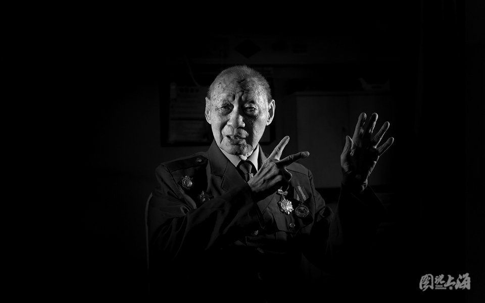 胡守富 1917年11月出生，湖北省江陵县人。1931年6月参加革命，1938年6月入党，参加过二万五千里长征、百团大战、豫北战役等。离休前为上海警备区正军职顾问。荣获独立自由勋章等。