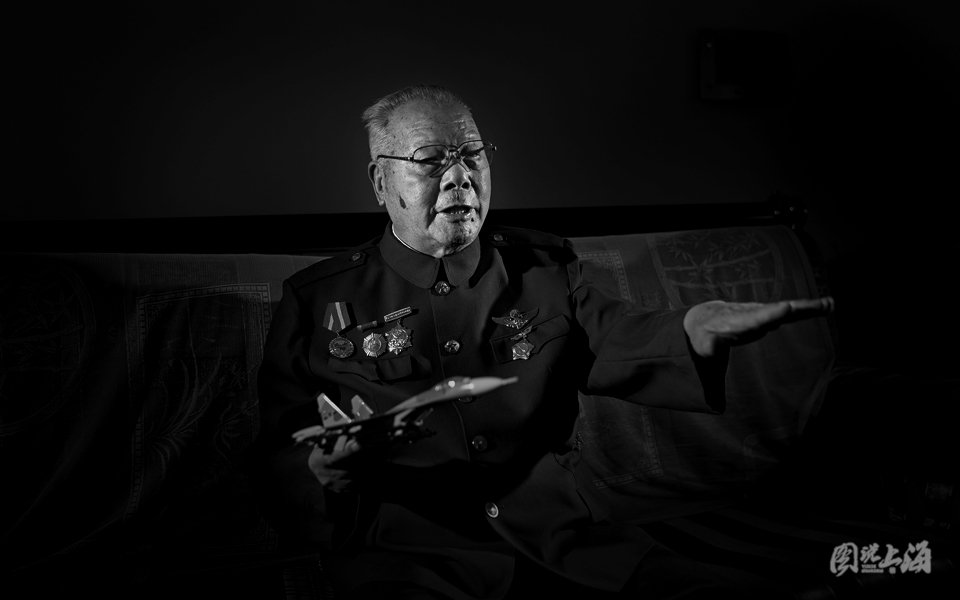 傅德明 1927年12月出生，江苏省扬中市人。1945年4月加入中共抗日武装队伍。历任南京军区空军司令部训练处处长、空军第四军副军长等职。1985年离休。1988年被授予独立功勋荣誉章。