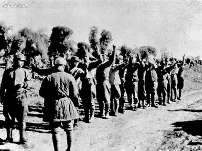 图为侵华日军向中国军队投降。