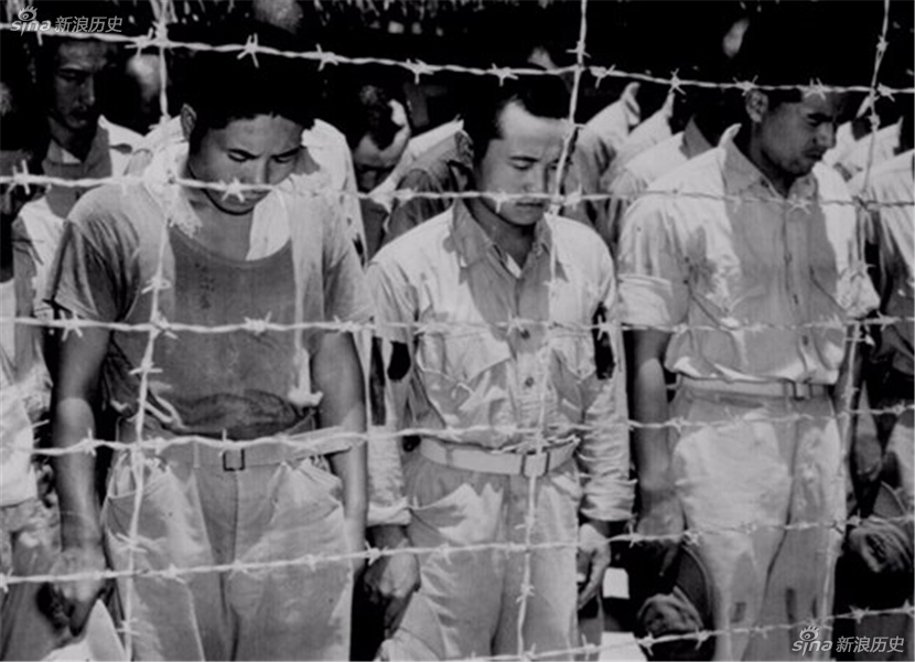 关岛战俘营的战俘正在听日本投降的消息。