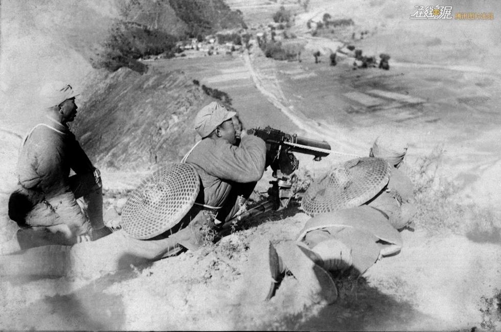 图为1937年9月，平型关大战中的我军机枪阵地。摄影：苏静。