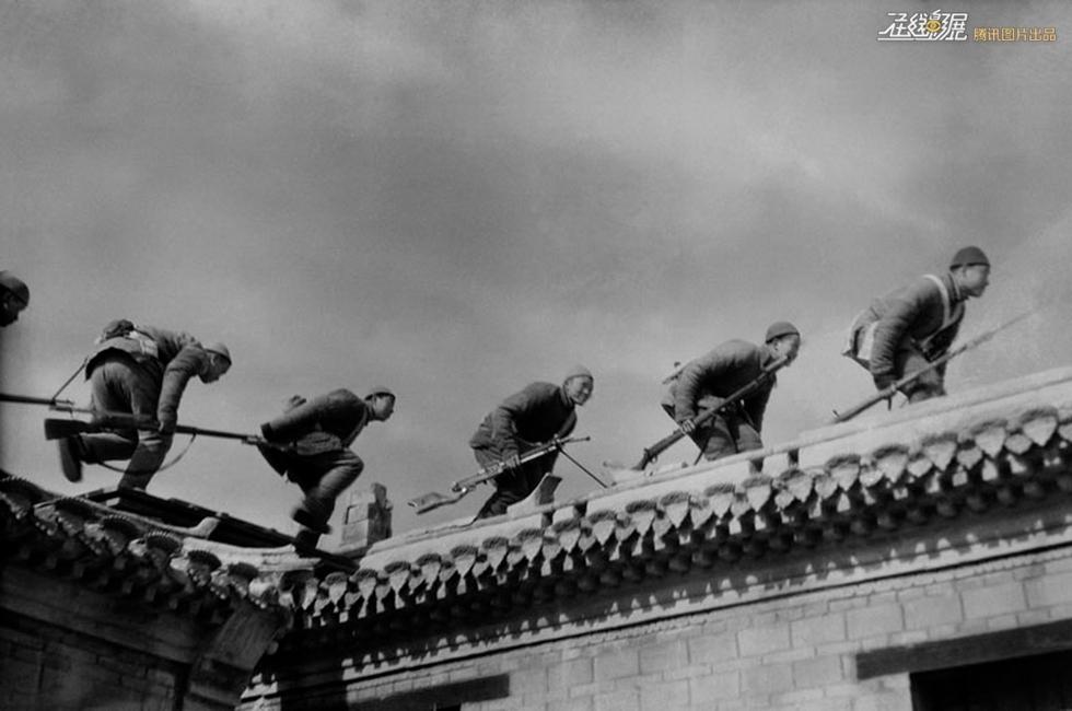 图为1942年，河北冉庄，地道战。摄影：石少华。