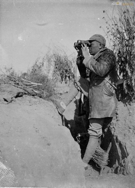 图为1940年，我军在华北地区敌后发动“百团大战”，八路军副总司令彭德怀在前线指挥。摄影：徐肖冰。