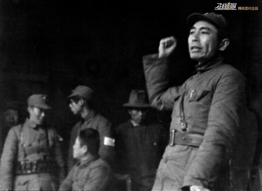 图为1939年2月，周恩来在新四军军部作报告。摄影：叶挺。