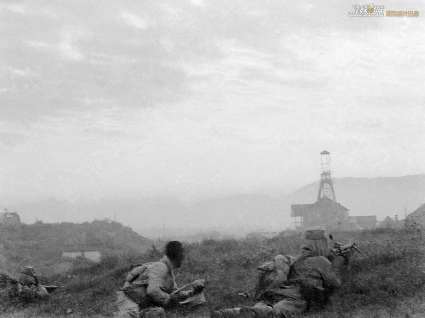 图为1940年8月，井陉煤矿八路军机枪阵地。摄影：沙飞。