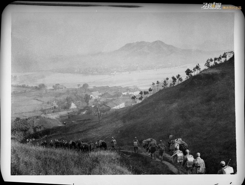 图为1942年，太行八路军出击晋中攻打祁县。摄影：高帆。