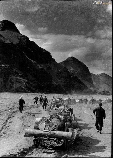 图为1936-1937年，运送军用物资，摄影：方大曾。