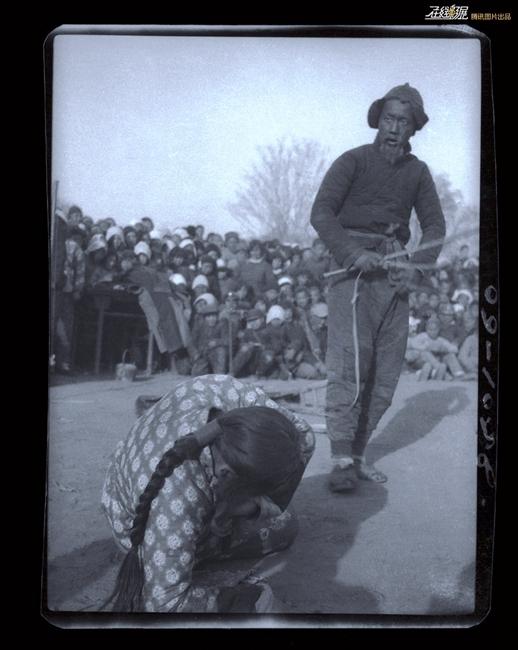 图为1941年，《放下你的鞭子》街头剧，抗敌剧社游击区宣传演出，由郑红羽、胡朋饰演。摄影：赵烈。