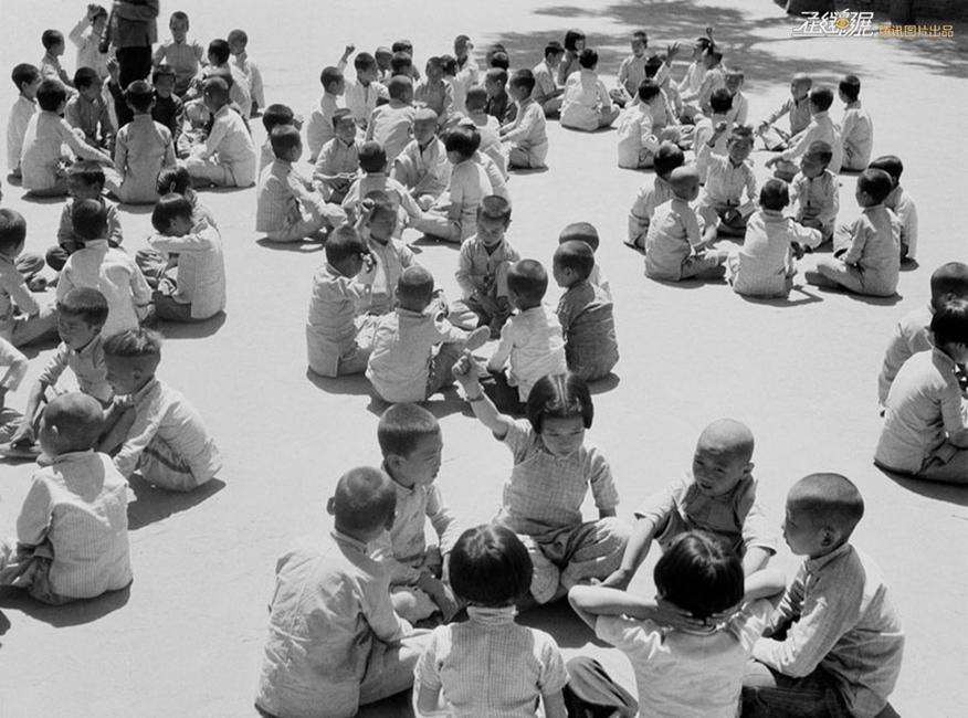 图为1941年4月4日，河北冀中安平县，儿童团员们庆祝“四